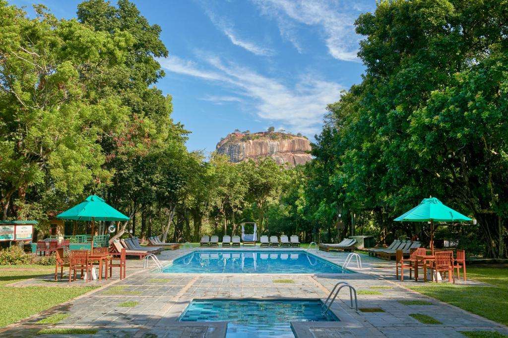 Browns Hotel Sigiriya
